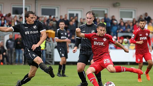 Dominik Meisel nimmt das Tor des SV Mosbach ins Visier. Die Nummer 25 der W&uuml;rzburger Kickers aus Kulmbach durfte in der 1. Verbandspokal-Runde wie etliche andere Reservisten auch ran. Doch die Profis taten sich beim f&uuml;nf Klassen tiefer kickenden Kreisligisten enorm schwer, lagen schon mit 1:3 zur&uuml;ck, ehe sie noch vier Treffer erzielten. Foto: Imago