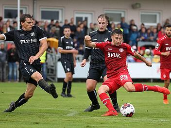 Dominik Meisel nimmt das Tor des SV Mosbach ins Visier. Die Nummer 25 der Würzburger Kickers aus Kulmbach durfte in der 1. Verbandspokal-Runde wie etliche andere Reservisten auch ran. Doch die Profis taten sich beim fünf Klassen tiefer kickenden Kreisligisten enorm schwer, lagen schon mit 1:3 zurück, ehe sie noch vier Treffer erzielten. Foto: Imago