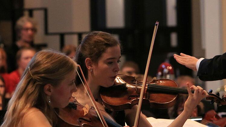 Beeindruckend geriet das Benefizkonzert mit dem Deutschen Ärzteorchester und dem Deutschen Ärztechor vor zahlreichen Zuhörern in der Coburger Morizkirche. Am Dirigentenpult stand Alexander Mottok. Geigensolistinnen in Benedikt Bryderns "Glasperlenspiel" waren Tirza Bluhm und Friederike Trost.Foto: Jochen Berger