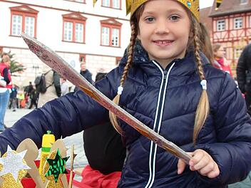 Stefanie hat ihre Krone selbst gebastelt.