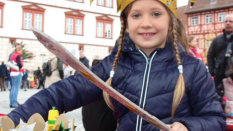 Stefanie hat ihre Krone selbst gebastelt.