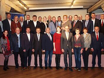 Diese Frauen und Männer des CSU-Kreisverbandes Lichtenfels mit dem Kreisvorsitzenden, Landrat Christian Meißner (vorne 5. v. re.), an der Spitze bewerben sich bei der Kommunalwahl am 15. März 2020 um einen der 50 Sitze im Lichtenfelser Kreistag.Alfred Thieret