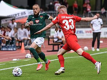 Hatte wie seine Teamkollegen einen schweren Stand gegen "giftige" Havelser: Schweinfurts Daniel Adlung (links), der sich hier mit Kevin Schumacher duelliert. Foto: Ryan Evans