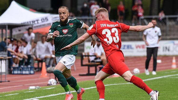 Hatte wie seine Teamkollegen einen schweren Stand gegen "giftige" Havelser: Schweinfurts Daniel Adlung (links), der sich hier mit Kevin Schumacher duelliert. Foto: Ryan Evans