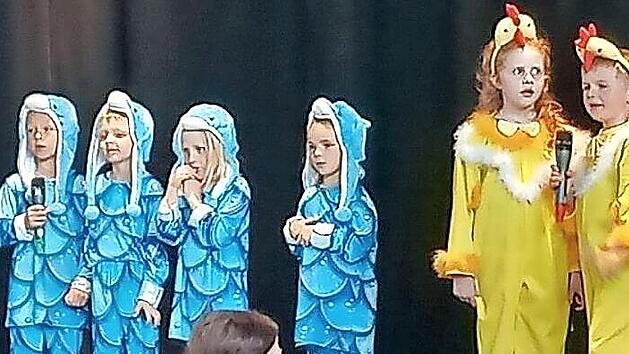 Erst nach und nach entdecken die K&uuml;ken ihre St&auml;rken. Davon handelt das Theaterst&uuml;ck der Kinder des G&uuml;ckernests.