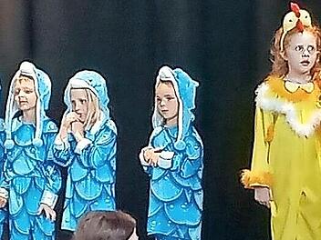 Erst nach und nach entdecken die K&uuml;ken ihre St&auml;rken. Davon handelt das Theaterst&uuml;ck der Kinder des G&uuml;ckernests.
