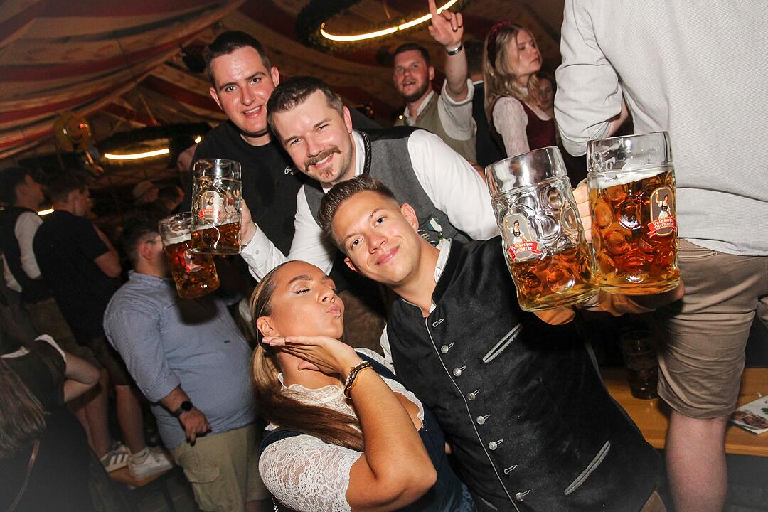 Tanzen, Feiern, Mitsingen &ndash; bayerische Partystimmung bis Mitternacht.