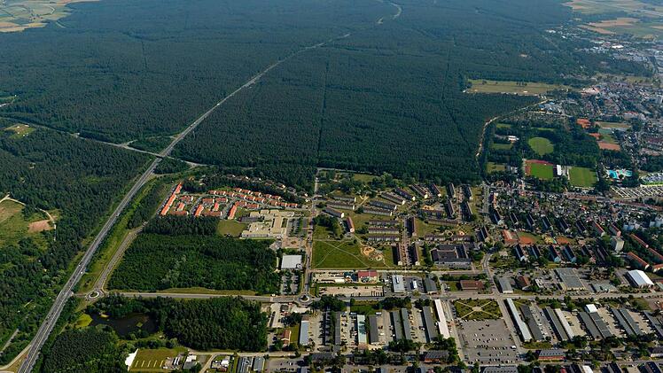 Die Autobahn   markiert den Verlauf der möglichen alternativen Bahntrasse durch den Hauptsmoorwald. Das Bild zeigt: Viel Platz zwischen den Häusern der Natosiedlung (rote Dächer) und der   A 73  ist nicht.  Foto:  Rinklef