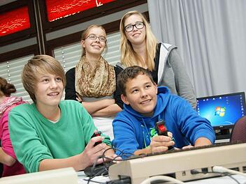 René Keller und Timo Hesselbach lassen den Windows-Rechner stehen, um am C 64 zu daddeln. Fotos: Arkadius Guzy