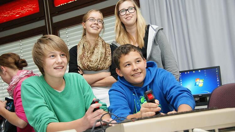 René Keller und Timo Hesselbach lassen den Windows-Rechner stehen, um am C 64 zu daddeln. Fotos: Arkadius Guzy