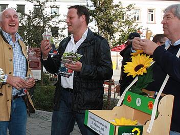Große Koalition am Holzmarkt - von links: Gerhard Müller (WGK), Ingo Lehmann (SPD) und Hans-Dieter Herold (Die Grünen). Wahlkampf in Kulmbach kann locker und entspannt sein. Foto: Katrin Geyer