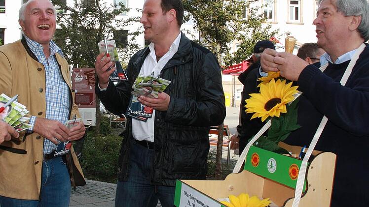 Große Koalition am Holzmarkt - von links: Gerhard Müller (WGK), Ingo Lehmann (SPD) und Hans-Dieter Herold (Die Grünen). Wahlkampf in Kulmbach kann locker und entspannt sein. Foto: Katrin Geyer