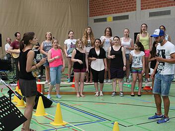Musiklehrerin Silvia Hasenstab hört beim Proben genau hin, egal ob Schüler oder Lehrer - wie hier Johannes Kaderschafka - die Soloparts singen. Foto: Daniela Röllinger