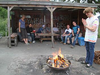 Die Stadtsteinacher Jugendsprecher Karin Witzgall (SPD/links) und Harald Hempfling (CSU/Zweiter von rechts) sowie Bürgermeister Roland Wolfrum (SPD/Zweiter von links) haben sich mit fünf Skatern und interessierten Bürgern zum "Runden Tisch" auf dem Skaterplatz getroffen. Unter der Regie von Niko Felekidis (Dritter von rechts) hatten die Jugendlichen Vorschläge für die Zukunft ausgearbeitet. Foto: Sonja Adam