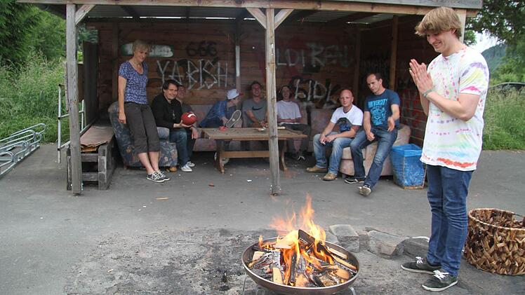 Die Stadtsteinacher Jugendsprecher Karin Witzgall (SPD/links) und Harald Hempfling (CSU/Zweiter von rechts) sowie Bürgermeister Roland Wolfrum (SPD/Zweiter von links) haben sich mit fünf Skatern und interessierten Bürgern zum "Runden Tisch" auf dem Skaterplatz getroffen. Unter der Regie von Niko Felekidis (Dritter von rechts) hatten die Jugendlichen Vorschläge für die Zukunft ausgearbeitet. Foto: Sonja Adam