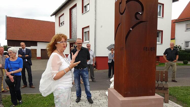 Rosa Carl-Strauß erläutert ihr Kunstwerk.