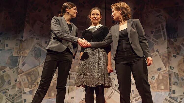 Zwei Banken (Sybille Kreß, li., Iris Hochberger, re.) und eine unbedarfte Sparerin (Ulrike Schlegel, Mitte) Fotos: Thomas Bachmann