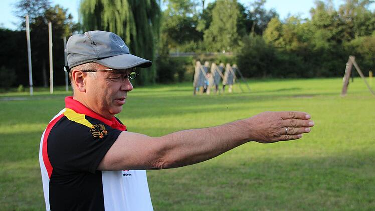 Bernhard Kreps zeigt die Richtung an, in die der Pfeil gehen soll.  Foto: Pia Schmitt