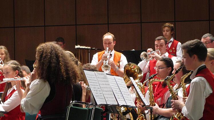 50 Musiker begeisterten anlässlich des Jubiläumskonzerts zum 20-jährigen Bestehen des Bezirksjugendblasorchesters die Zuhörer in der Wandelhalle im Staatsbad. Foto: Sebastian Vogt