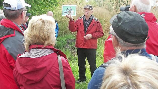 Thomas Dressel erläutert die Mohrhofer Vogelwelt. Foto: privat
