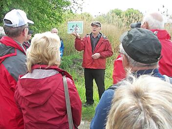 Thomas Dressel erl&auml;utert die Mohrhofer Vogelwelt. Foto: privat
