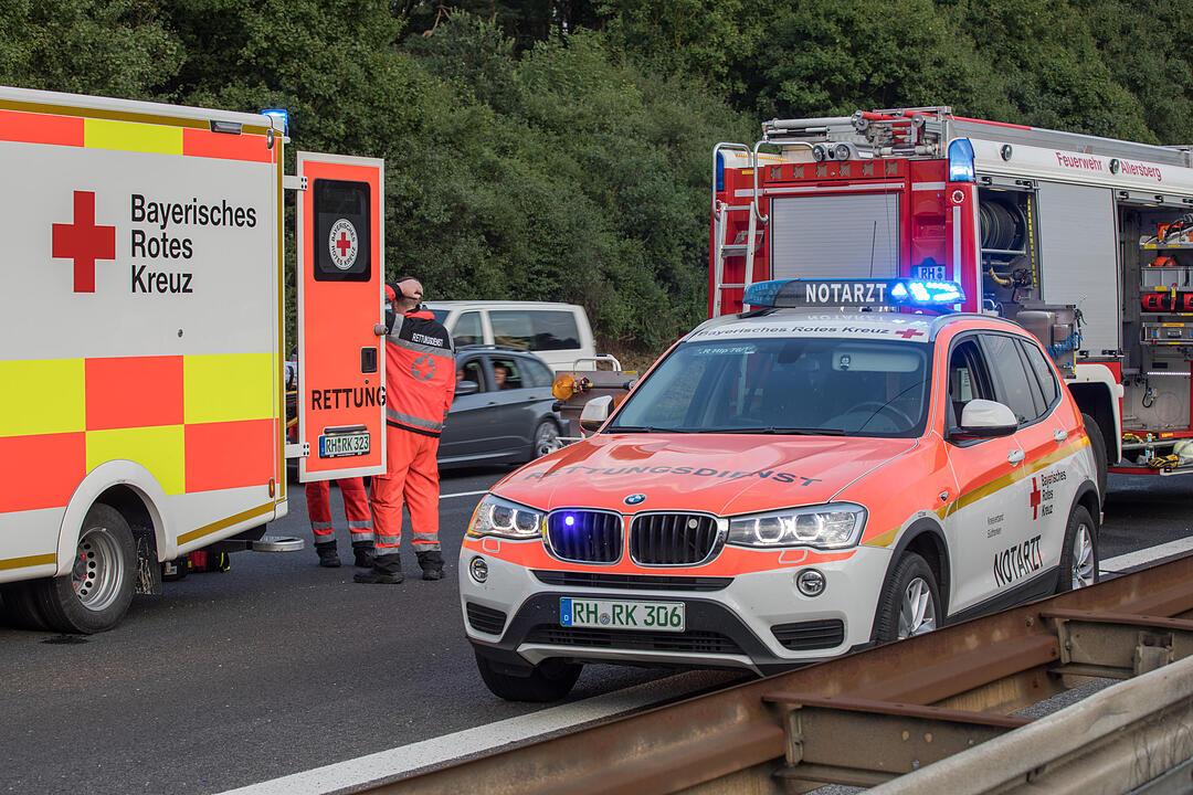 Auffahrunfall auf der A9 bei Allersberg: Lkws krachen ineinander – Bergungsarbeiten laufen