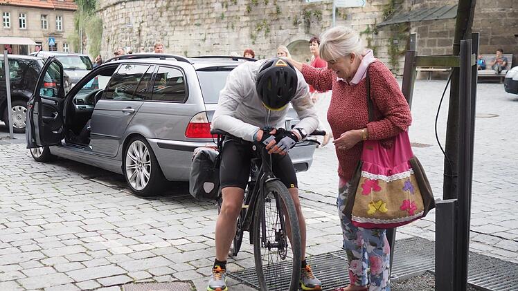Auch Hiltrud Kallsch nahm ihren von der Fahrt erschöpften Sohn in Empfang. Foto: Marian Hamacher