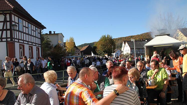 Bei strahlenden Sonnenschein und  milden Temperaturen erlebte der Obstmarkt in Stublang einen Besucheransturm.