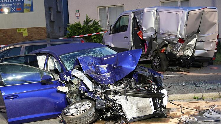 Bei einem schweren Unfall in der Nacht auf Samstag wurden drei Menschen zum Teil schwer verletzt.  Foto: Michael Stelzner