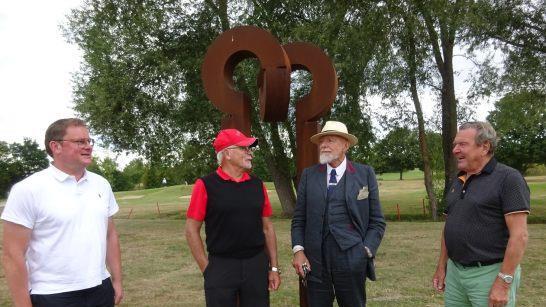 Alt-Bundeskanzler Gerhard Schröder (rechts) nach der Golfrunde zusammen mit (von links) Marco Weigand, Rudi Weigand und Markus Lüpertz.         Anton Then