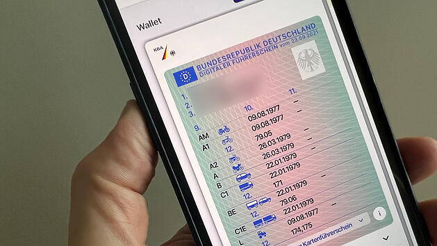 Ab April 2025 können Autofahrer in Deutschland den digitalen Führerschein über eine App testen, doch der ADAC äußert Bedenken bezüglich der Umsetzung und der Durchführung bei Polizeikontrollen.