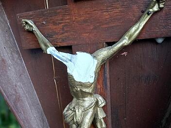 Schwer beschädigt hing der Jesus vom Bernbrunn an seinem Baum. Später verschwand er ganz. Foto: Kerstin Junker