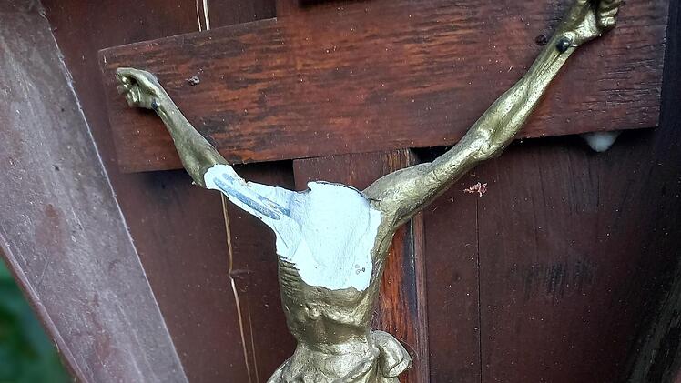 Schwer beschädigt hing der Jesus vom Bernbrunn an seinem Baum. Später verschwand er ganz. Foto: Kerstin Junker
