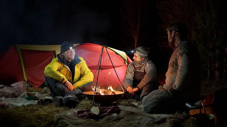 "Die Bergretter"-Star Sebastian Str&ouml;bel (links) zeltet w&auml;hrend der Dreharbeiten zu "Meine Arktis" sogar im Outback am Nordpolarkreis.