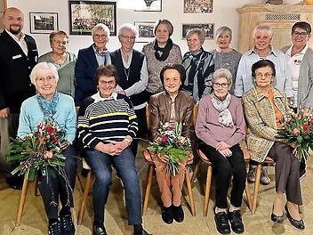 255 Jahre ehrenamtliche Zeit auf einem Foto. F&uuml;r ihr Engagement wurden die Helferinnen der BRK-Bereitschaft Ha&szlig;furt 2 geehrt. Sitzend von links: Heidi Widera (40 Jahre), Heila Hornung (25), Gisela Kreh (25), Heidrun Massell (25) und Hildegard Sch&ouml;...