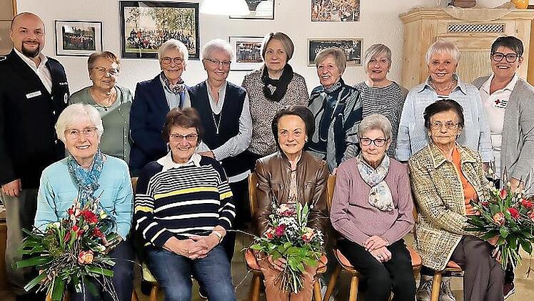 255 Jahre ehrenamtliche Zeit auf einem Foto. F&uuml;r ihr Engagement wurden die Helferinnen der BRK-Bereitschaft Ha&szlig;furt 2 geehrt. Sitzend von links: Heidi Widera (40 Jahre), Heila Hornung (25), Gisela Kreh (25), Heidrun Massell (25) und Hildegard Sch&ouml;...