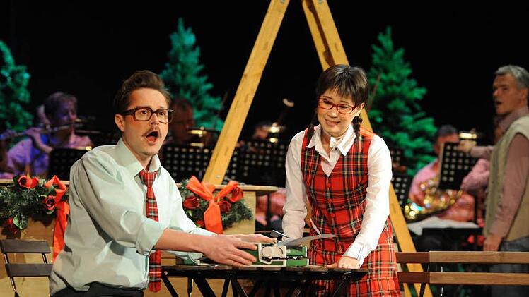 Des Schreibers Nöte: Theobald (Joseph Schnurr) singt dem Lorle (Yao Yao), seiner Angebeteten, sein Liebes- und weiteres Leid vor.