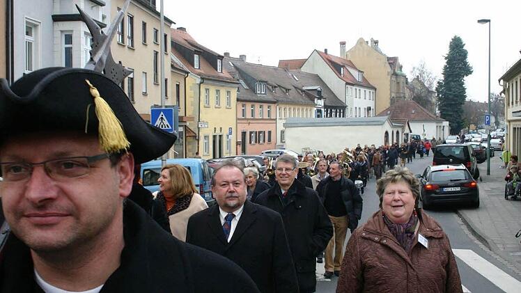 Die Gäste aus Marktbreit ziehen unter der Leitung des Türmers Volker Schlegelmilch vom Schiffsanlegeplatz in Kitzingen zum Marktplatz. Foto: Thomas Meyer