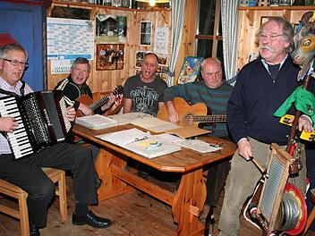Manfred Wagner, Alfons Zeiler, Lothar Voit, Lothar Wagner und Helmut Zeiler (v. l.) proben in Limbach. Robert Fritsch, Blasinstrumente, fehlt im Bild. Foto: Evi Seeger