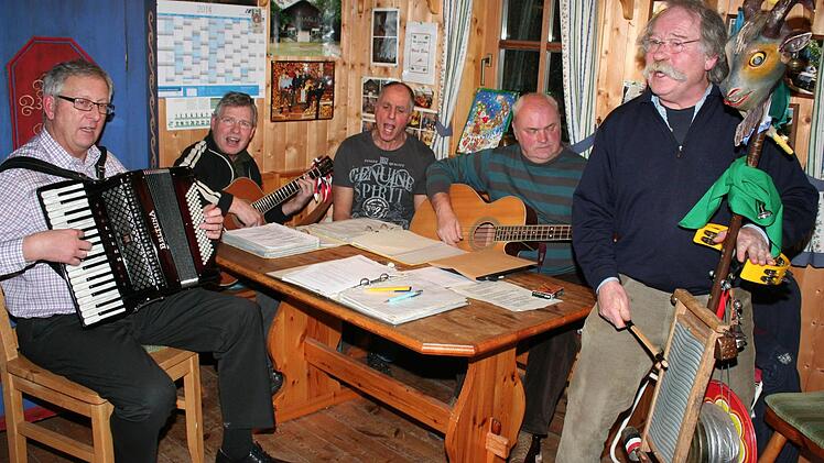 Manfred Wagner, Alfons Zeiler, Lothar Voit, Lothar Wagner und Helmut Zeiler (v. l.) proben in Limbach. Robert Fritsch, Blasinstrumente, fehlt im Bild. Foto: Evi Seeger