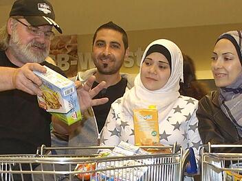 Sprache ist die Basis für die Asylbewerber, damit sie sich in der fremden Umgebung zurecht finden. Peter Iberl (links), ehemaliger Lehrer, vermittelt Flüchtlingen aus Syrien und Südosteurpa die wichtigsten Grundkenntnisse, wie hier in einem Supermarkt. Archivfoto: Stefan Geiger