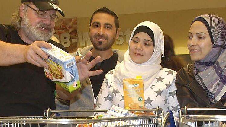 Sprache ist die Basis für die Asylbewerber, damit sie sich in der fremden Umgebung zurecht finden. Peter Iberl (links), ehemaliger Lehrer, vermittelt Flüchtlingen aus Syrien und Südosteurpa die wichtigsten Grundkenntnisse, wie hier in einem Supermarkt. Archivfoto: Stefan Geiger