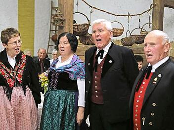 Die Egloffsteiner Burgspatzen stimmen ein weiteres Lied an. Fotos: Franz Galster