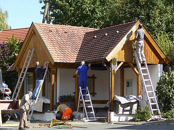 Die Helfer bei der Arbeit am Bushäuschen. Foto: Paul Pöhlmann