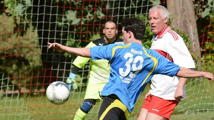 Graham Wigley (links) von den York Corinthians kommt gegen Wartmannsroths Keeper Thomas Wießner und Karsten Raab zum Abschluss. Foto: ssp