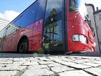 Die Niederflurbusse sind erst der Anfang. Auch die Bushaltestellen sollen behindertenfreundlicher werden.  Foto: Josef Hofbauer