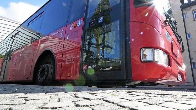Die Niederflurbusse sind erst der Anfang. Auch die Bushaltestellen sollen behindertenfreundlicher werden.  Foto: Josef Hofbauer