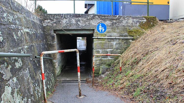 Dritte und letzte Möglichkeit, in Stockheim die Bahngleise zu überqueren: Eine dunkle, nicht wirklich hohe Unterführung. Foto: Lisa Kieslinger