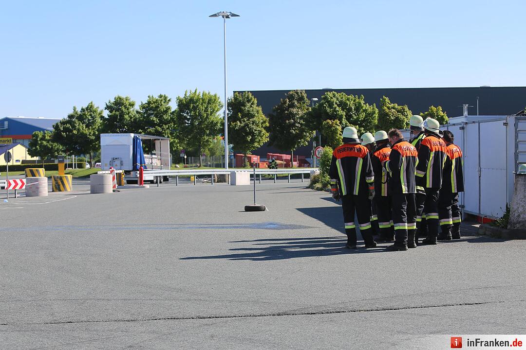 Explosionsgefahr im Kreis Hof: Aufgeheizter Gefahrguttransporter droht zu explodieren
