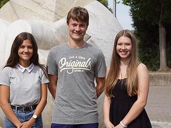 Lea Ott (rechts), Lorenz Hußlein und Lara Engbert erzählten kurz nach den Abschlussprüfungen von ihren Zukunftszielen und Plänen.Sabine Weinbeer